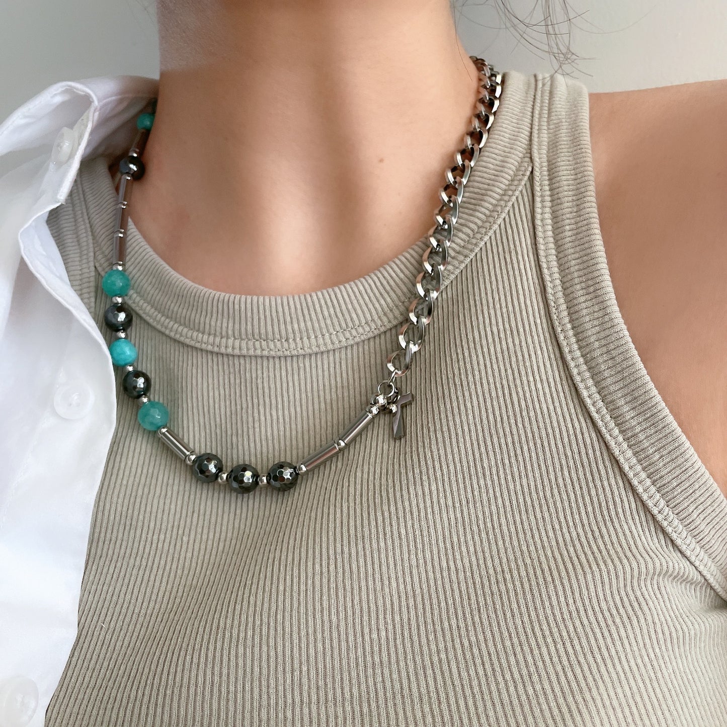 Collar minimalista unisex de acero titanio con colgante de cruz e incrustaciones de piedra natural para hombres y mujeres