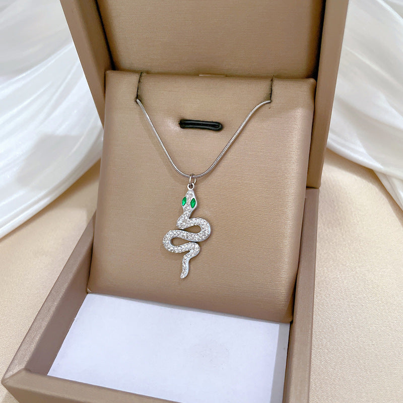 Collana Pendente Minimalista Serpente Occhi Verdi in Acciaio al Titanio per Donne e Uomini, Stile Medaglione Geometrico con Catena Clavicola Placcata Oro