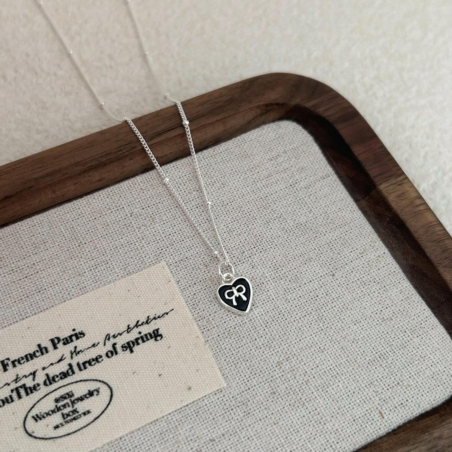 Collana con pendente minimalista a forma di cuore in argento sterling 925 con rivestimento in resina e catena a serpente
