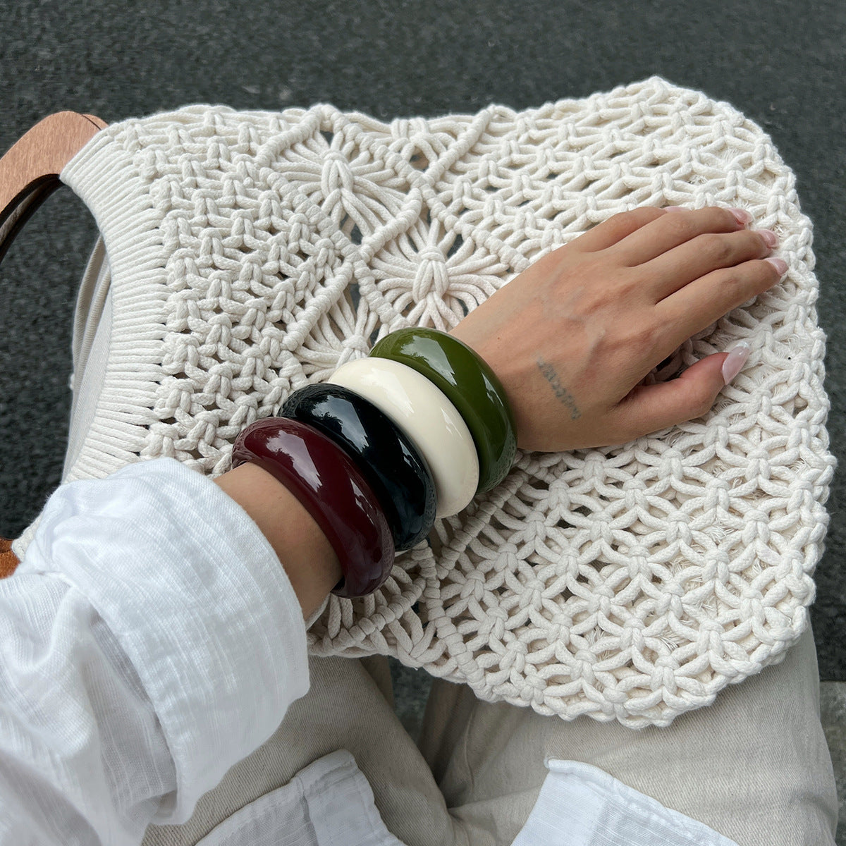 Bracciale a cerchio da donna, aperto, ampio, geometrico minimalista a forma di C con finitura in resina lucida