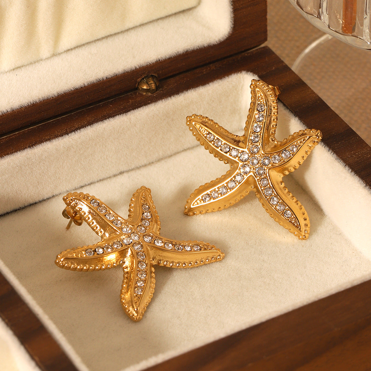 Orecchini a stella minimalisti in acciaio inossidabile con intarsio di strass placcati in oro 18 carati da donna