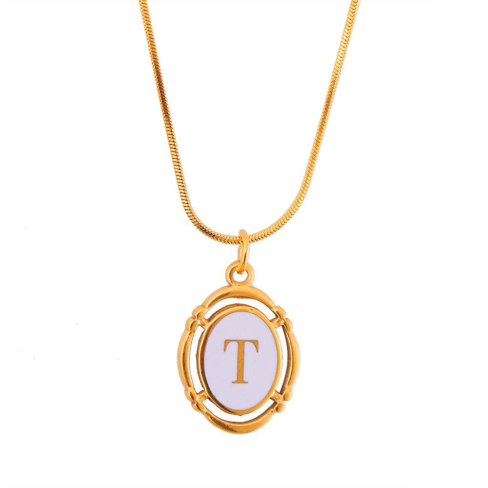 Collana con Pendente Ovale Minimalista a Forma di Lettera in Acciaio al Titanio Placcato Oro con Finitura Smaltata Unisex