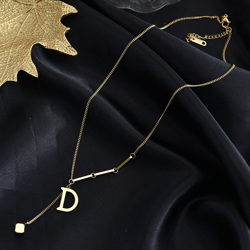 Collar Colgante de Letra D Minimalista Luxe de Acero de Titanio para Mujer Cadena Corta de Punto con Acabado Chapado