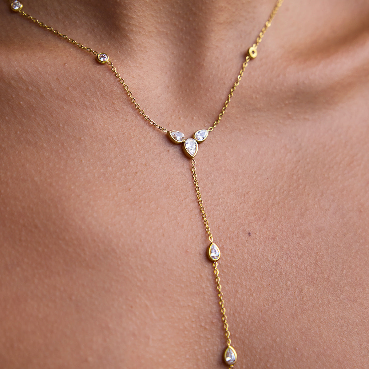 Collana da Donna in Acciaio Inossidabile a Y Geometrica con Ciondolo Minimalista Lussuoso in Acciaio Placcato Titanio