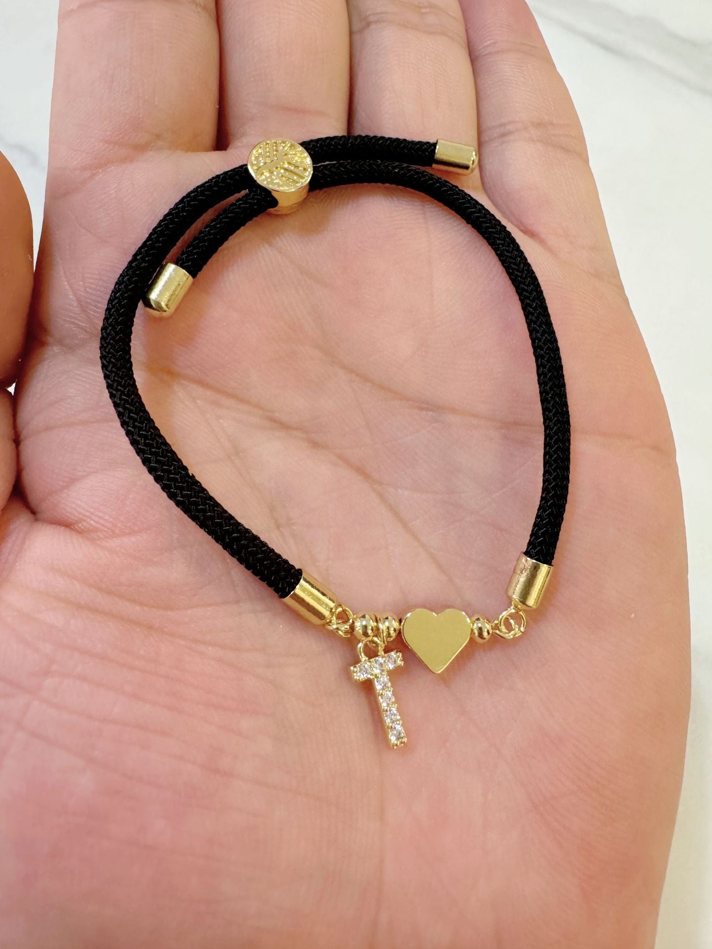 Pulsera minimalista de circonita cúbica con corazón de letra chapada en latón y cordón ajustable