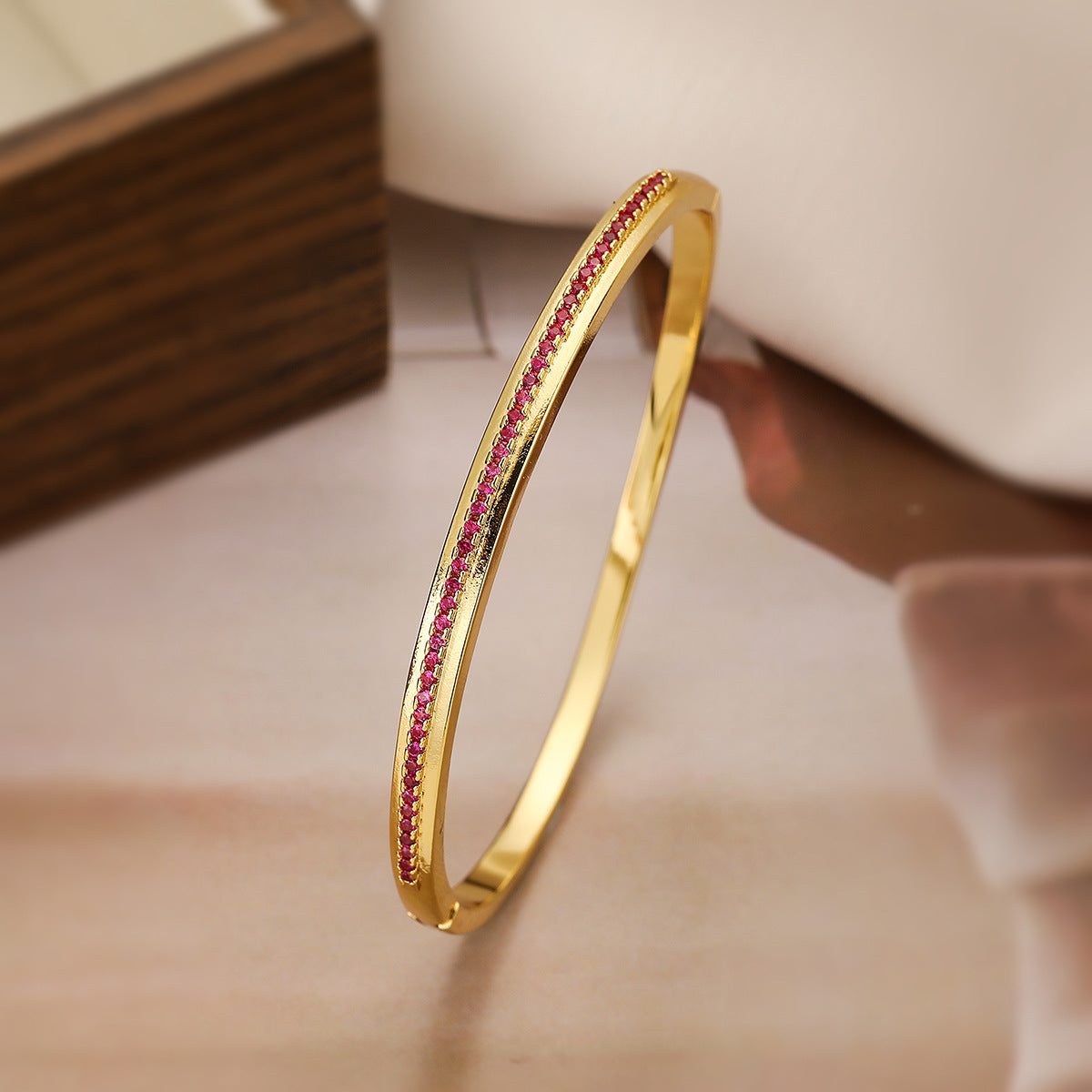 Bracciale Geometrico Minimalista in Rame per Donna con Placcatura in Oro 18K e Zirconi Micro-Incastonati