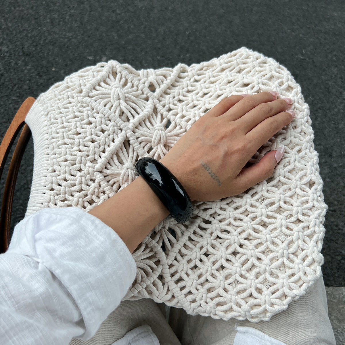 Bracciale a cerchio da donna, aperto, ampio, geometrico minimalista a forma di C con finitura in resina lucida