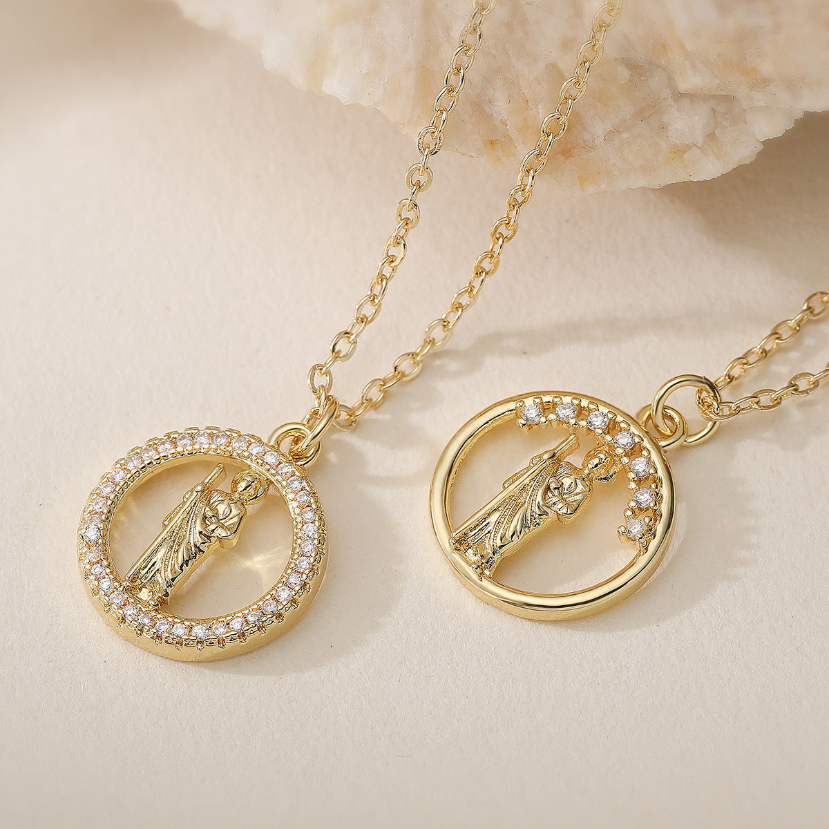 Minimalist 18K Gold Plated Brass Round Geometric Cubic Zirconia Pendant Necklace
