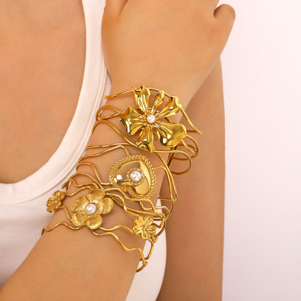 Bracciale a Polsino Floreale Minimalista a Cuore Vuoto in Acciaio Inossidabile con Placcatura in Oro 18K da Donna