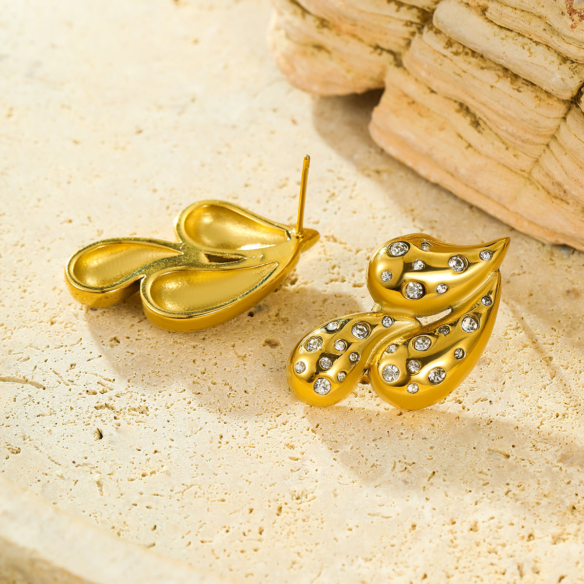 Orecchini a perno da donna alla moda in acciaio al titanio a forma di goccia d'acqua con intarsio in zircone, in acciaio inossidabile galvanizzato