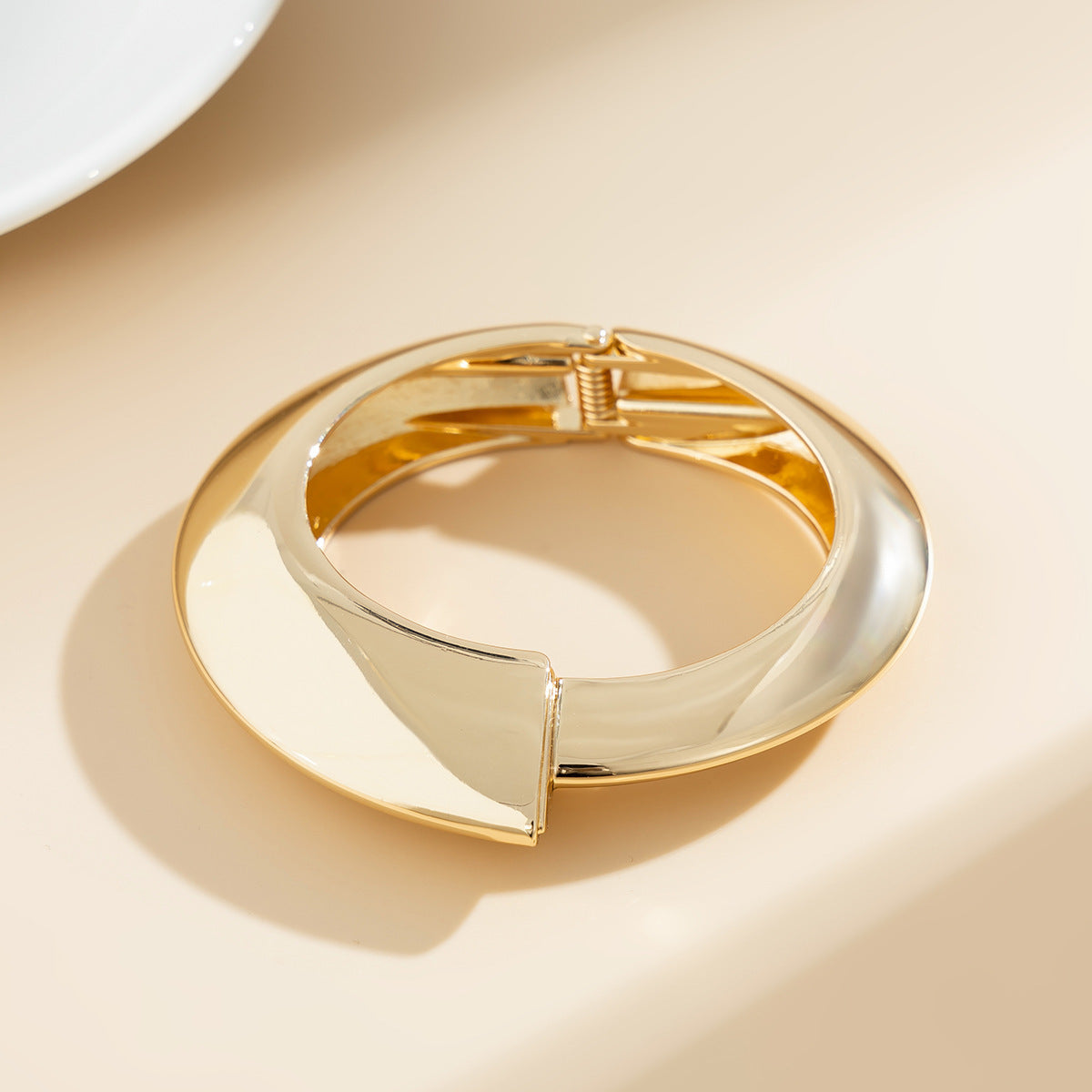 Pulsera geométrica minimalista de banda ancha en aleación con acabado pulido y diseño de brazalete abierto