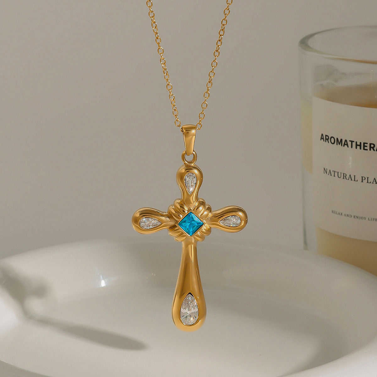 Collana con ciondolo a croce minimalista da donna in acciaio al titanio con intarsio in strass e finitura placcata