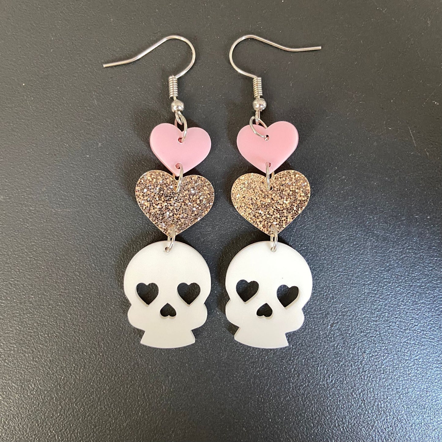 Orecchini a forma di cuore con teschio e ragno in acrilico a tema Halloween per unisex, gioielli artigianali per costumi