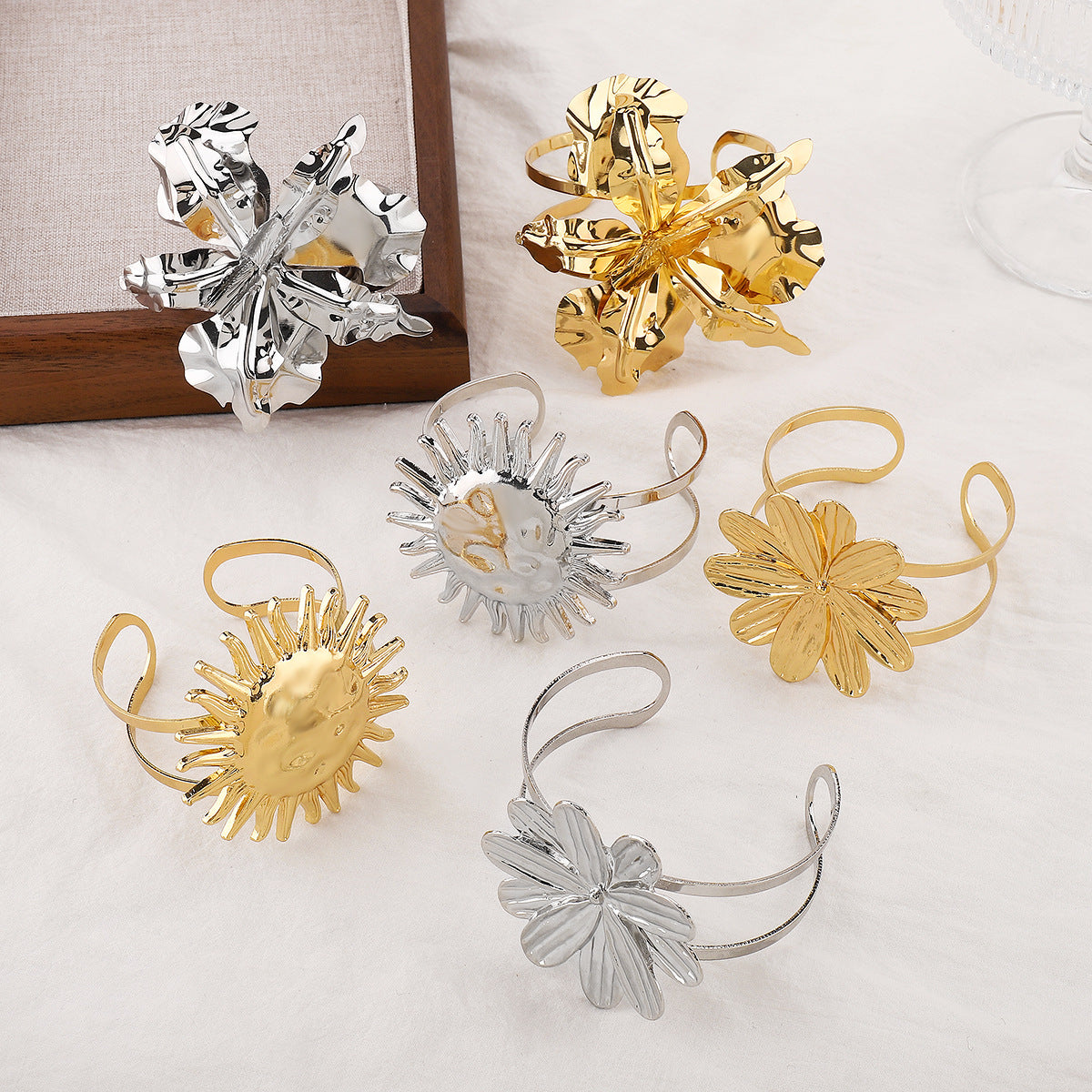 Bracciale Floreale Esagerato in Lega con Finitura Placcata per Donne, Bracciale Rigido Aperto Regolabile con Estetica Instagram e Stile Personalizzato