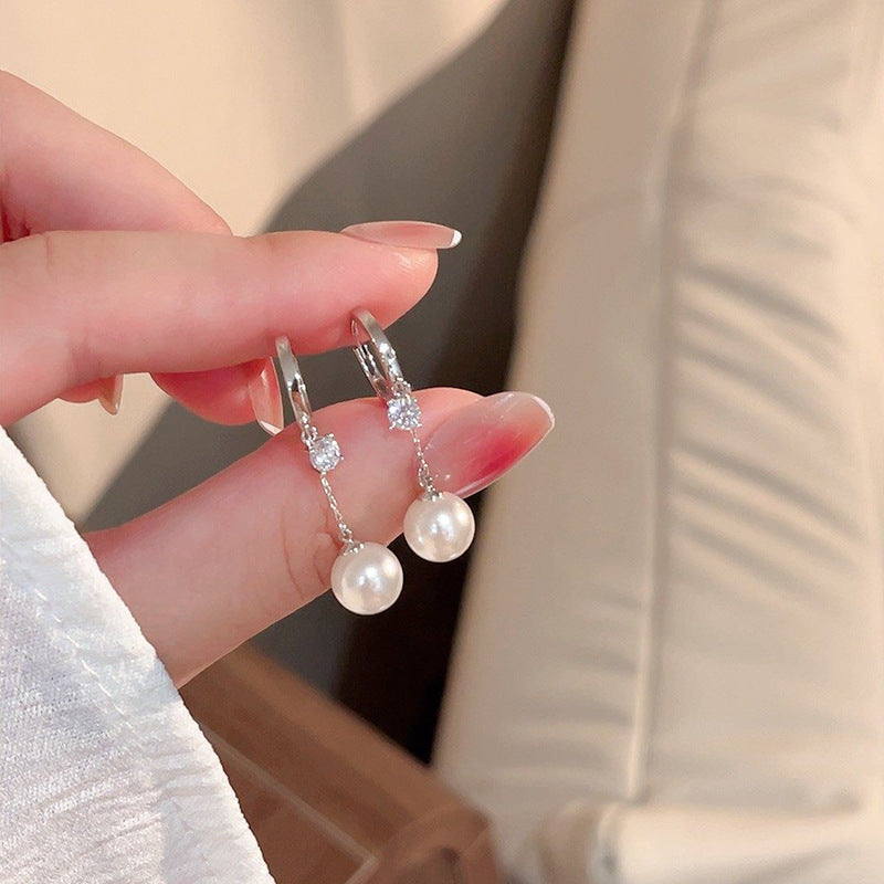 Elegantes pendientes de perlas estilo vintage francés con acento de circonita y detalle de borla para mujer