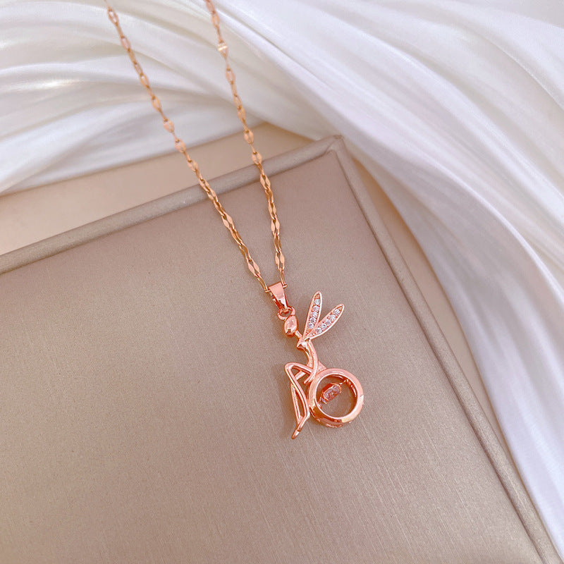 Elegante collar de luna geométrica para mujer y hombre, cadena de serpiente de acero inoxidable con detalles de diamantes de imitación, joyería ligera para la clavícula