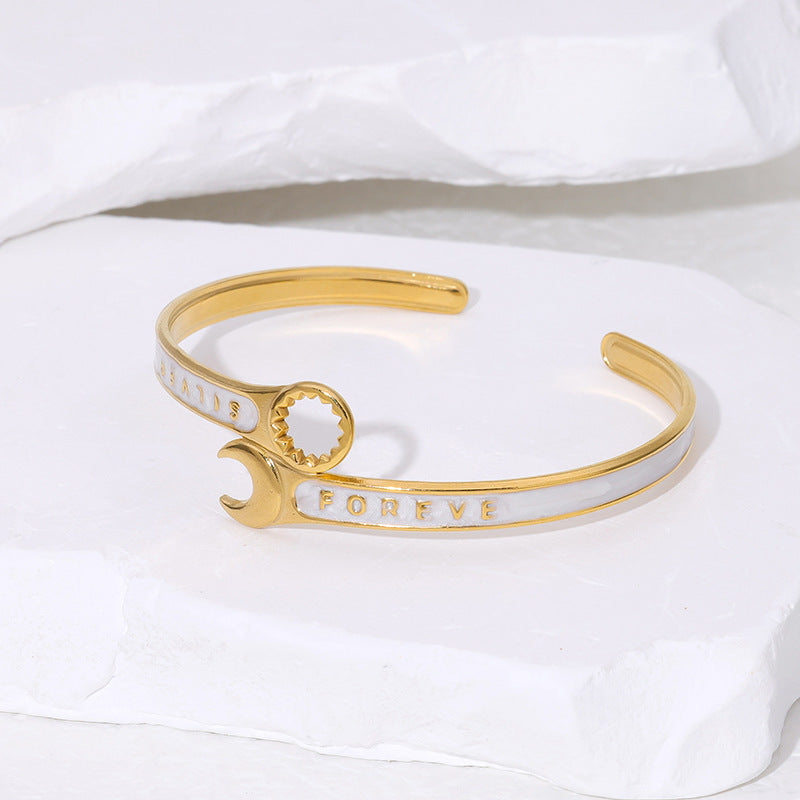 Bracciale a Forma di Chiave Inglese in Acciaio al Titanio con Finitura a Smalto e Placcatura in Oro 18K, Bracciale Aperto Regolabile per Donne