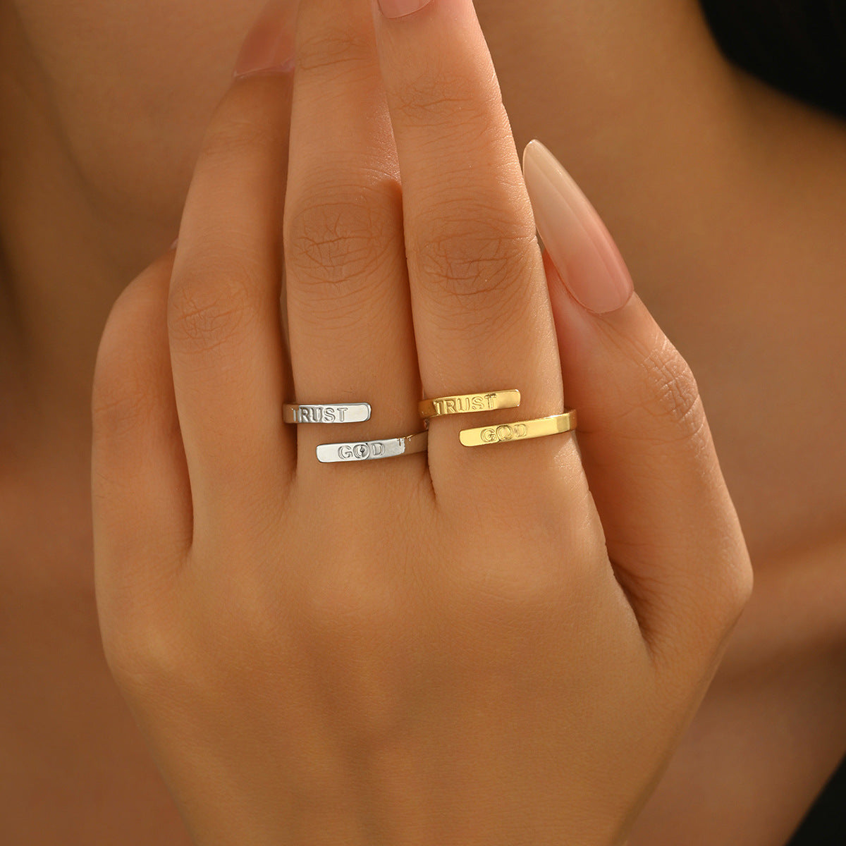 Anello regolabile geometrico minimalista con iniziale in lega di zinco e finitura placcata per donne e uomini