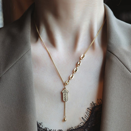 Collar con colgante de zodiaco de amuleto de la suerte a la moda para mujeres y hombres en acero de titanio con patrón tradicional Wan y cadena de medallón minimalista
