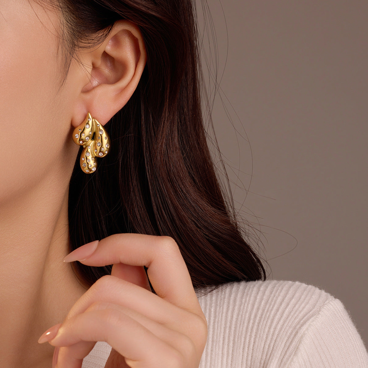 Orecchini a perno da donna alla moda in acciaio al titanio a forma di goccia d'acqua con intarsio in zircone, in acciaio inossidabile galvanizzato