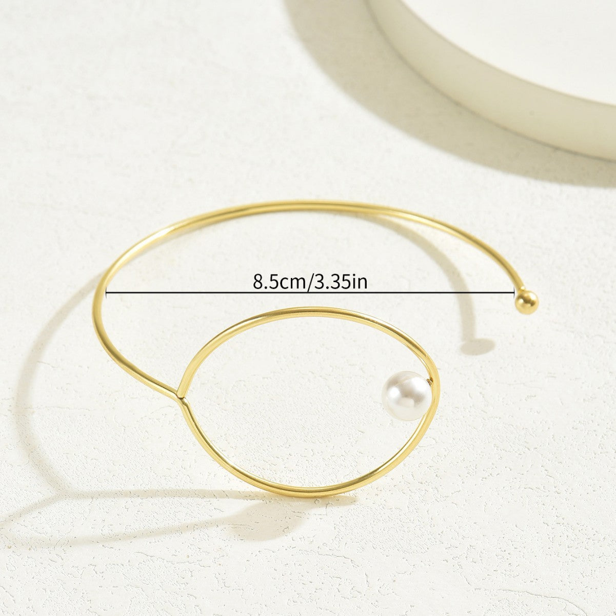 Pulsera Redonda Geométrica Minimalista para Mujer Hecha de Aleación de Zinc con Incrustaciones de Perlas y Diseño Hueco