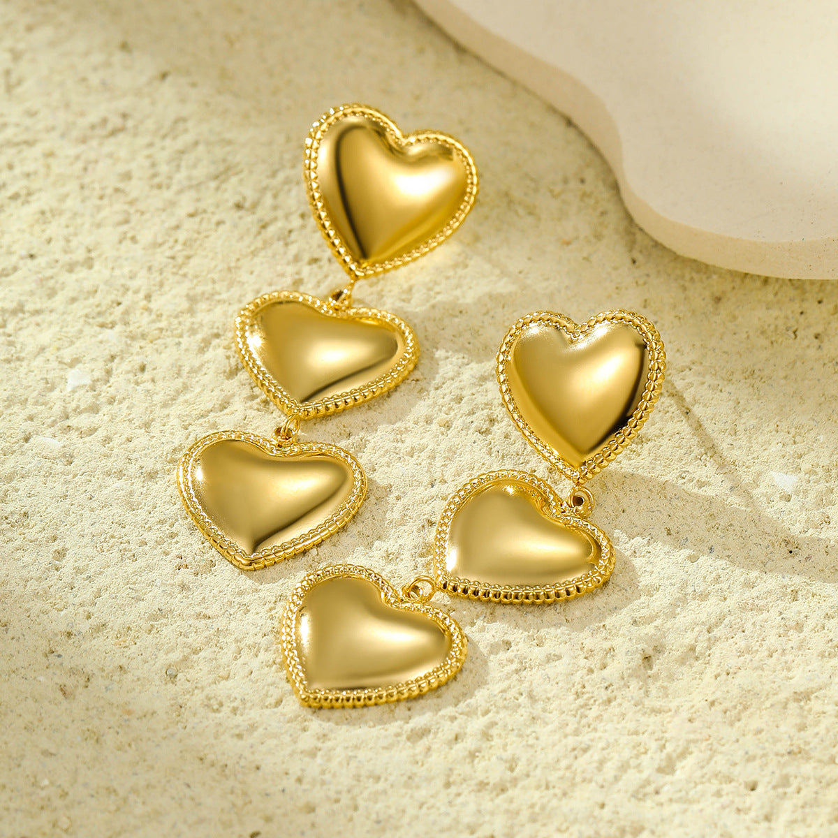 Pendientes de acero inoxidable en forma de corazón estilo vintage con baño de oro de 18K y detalle de flecos