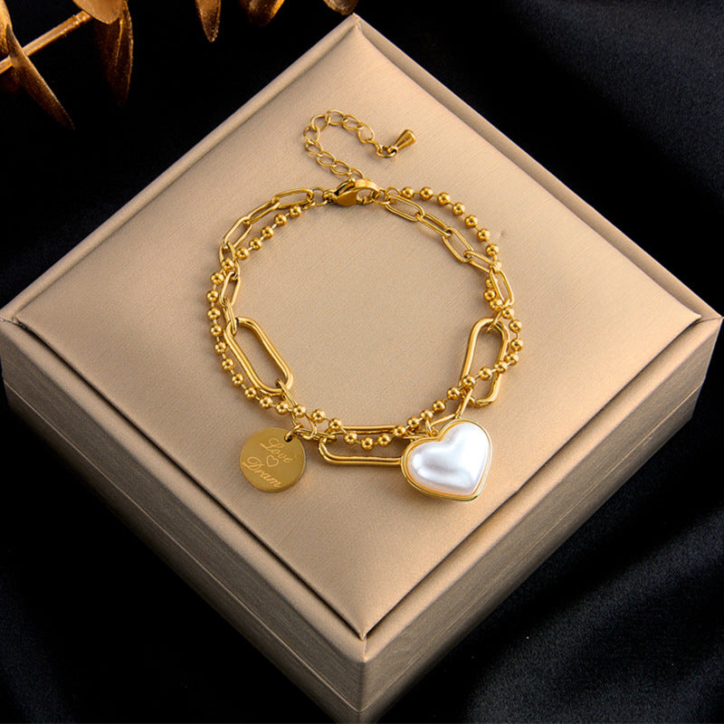 Pulsera con colgante redondo grabado, con incrustaciones de perlas, con forma de corazón doble irregular, estilo minimalista vintage, de acero de titanio con acabado chapado