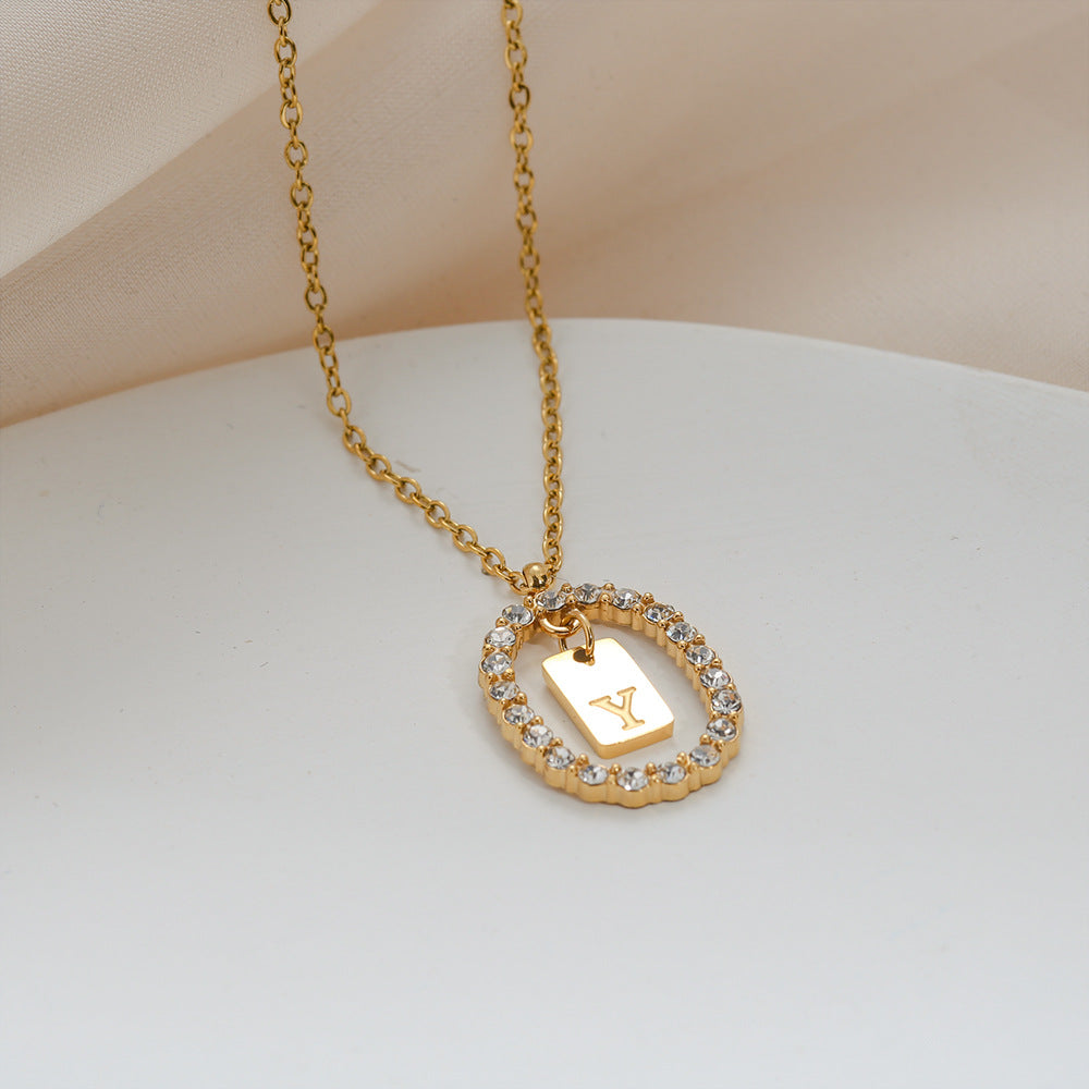 Collana da donna a maglione versatile in acciaio inossidabile ovale minimalista con lettera, placcata oro, con catena a maglie, con strass micro-pavé