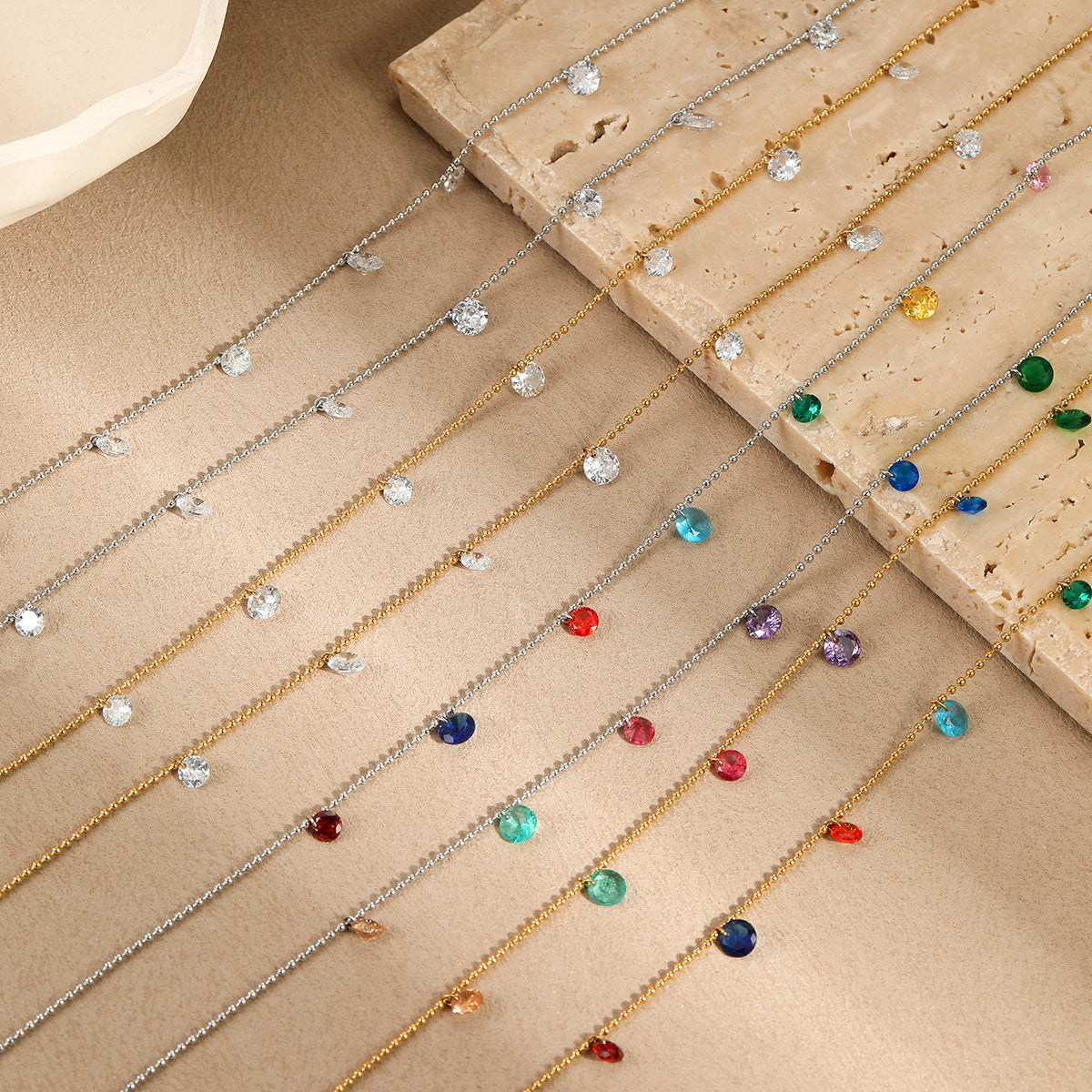 Collar Minimalista Geométrico de Acero de Titanio con Chapado en Oro de 18K e Incrustaciones de Circonitas de Colores para Mujer