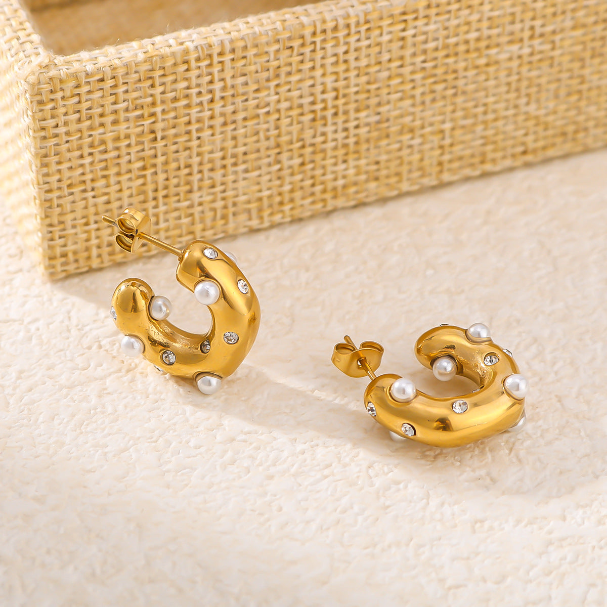 Orecchini da donna in acciaio inossidabile a forma di C geometrica in stile INS con perle e zirconi, placcati oro 18 carati