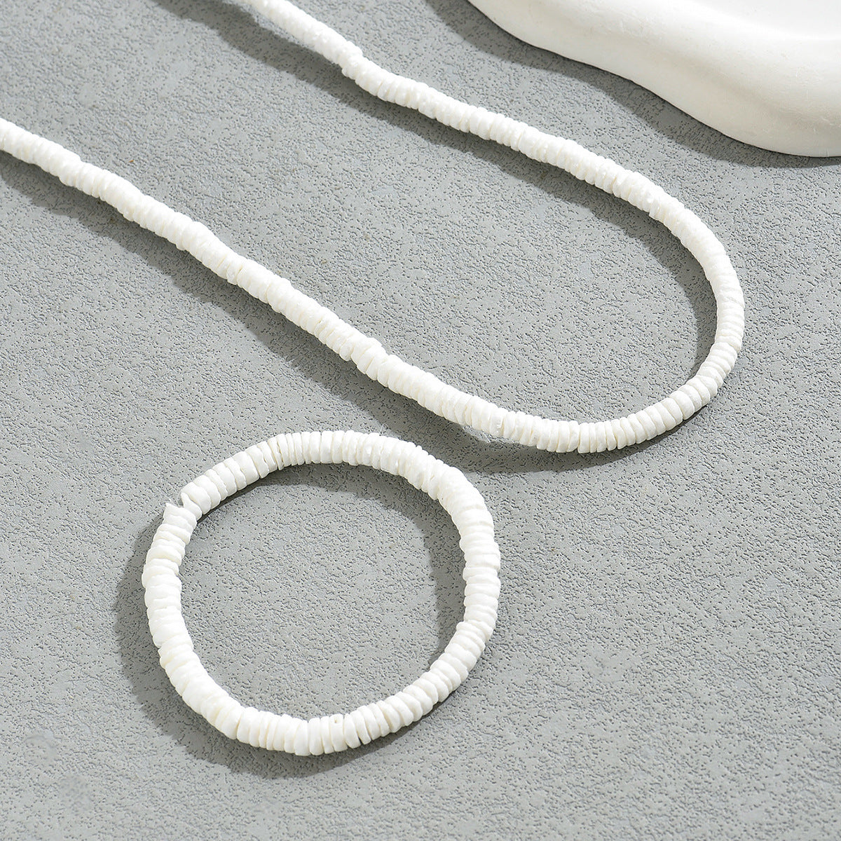 Juego minimalista de collar y pulsera trenzados de conchas marinas para mujer con colgante de nácar en cadena de bolas
