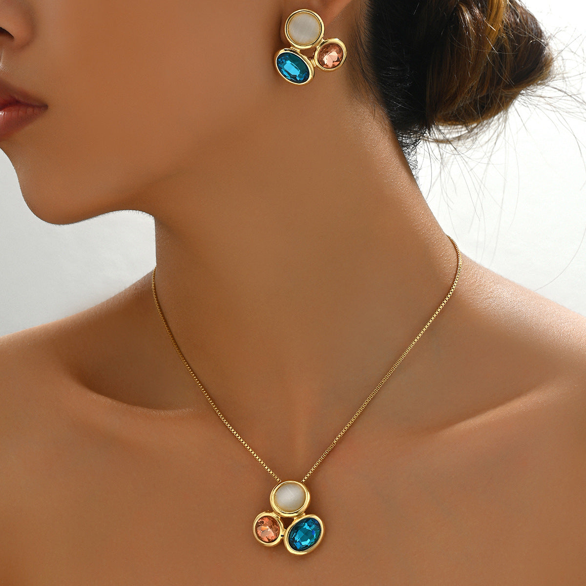Set di Gioielli Minimalista da Donna con Collana e Orecchini in Rame a Forma Geometrica, Caratterizzati da Gemme Artificiali Placcate Oro Intarsiate