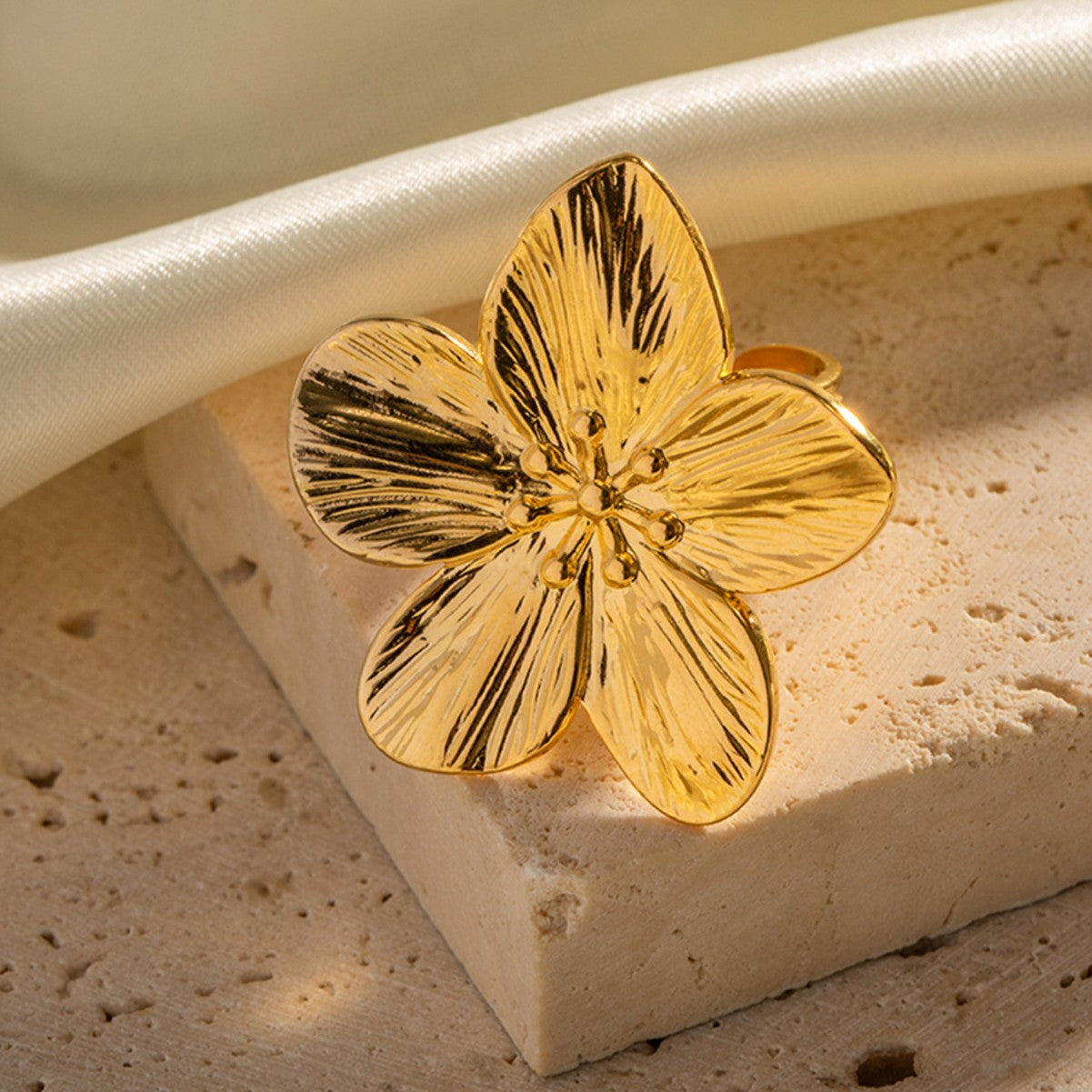 Anello placcato in acciaio inossidabile con motivo geometrico, elegante design floreale, da donna
