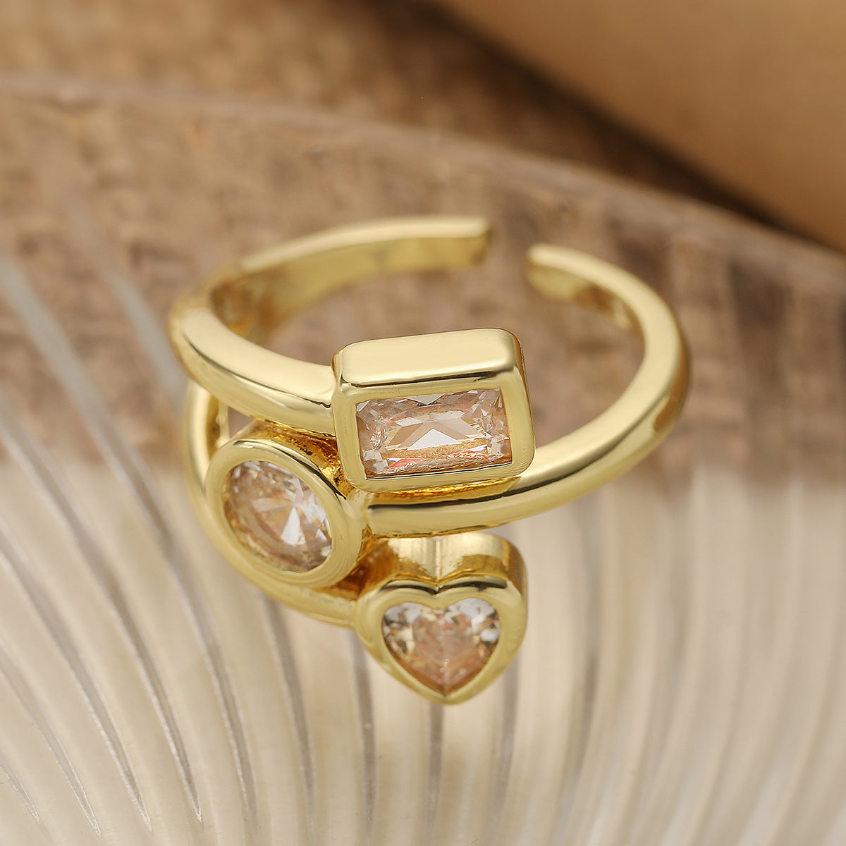 Anello aperto geometrico minimalista in rame con placcatura in vero oro e intarsio di zirconi per donna