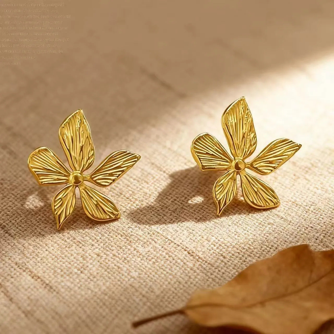 Collana da donna in acciaio inossidabile placcato oro di lusso con catena a maglie floreali