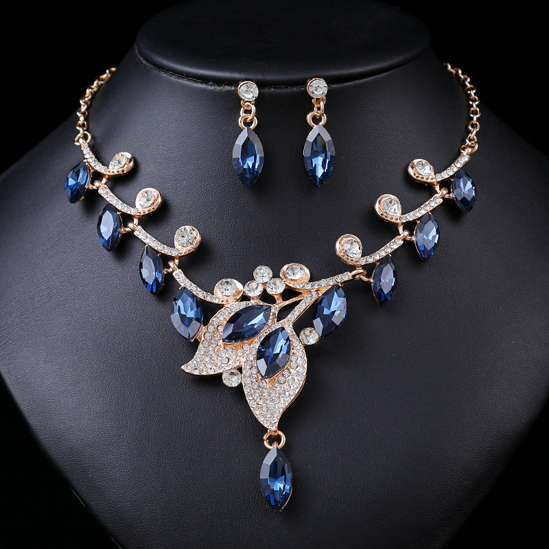 Vintage Style Floral Leaf Pendant Necklace Set with Rhinestone Accents in Alloy with Plating Finish for Women