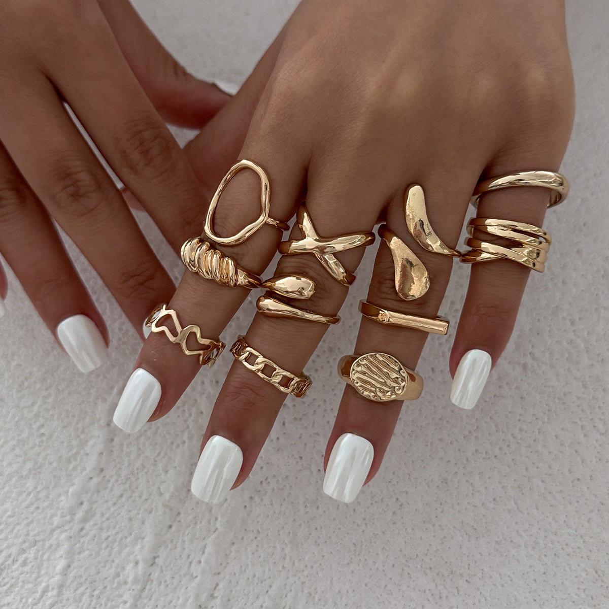 Anillo de aleación geométrica minimalista con acabado de superficie fundida tipo líquido para mujer