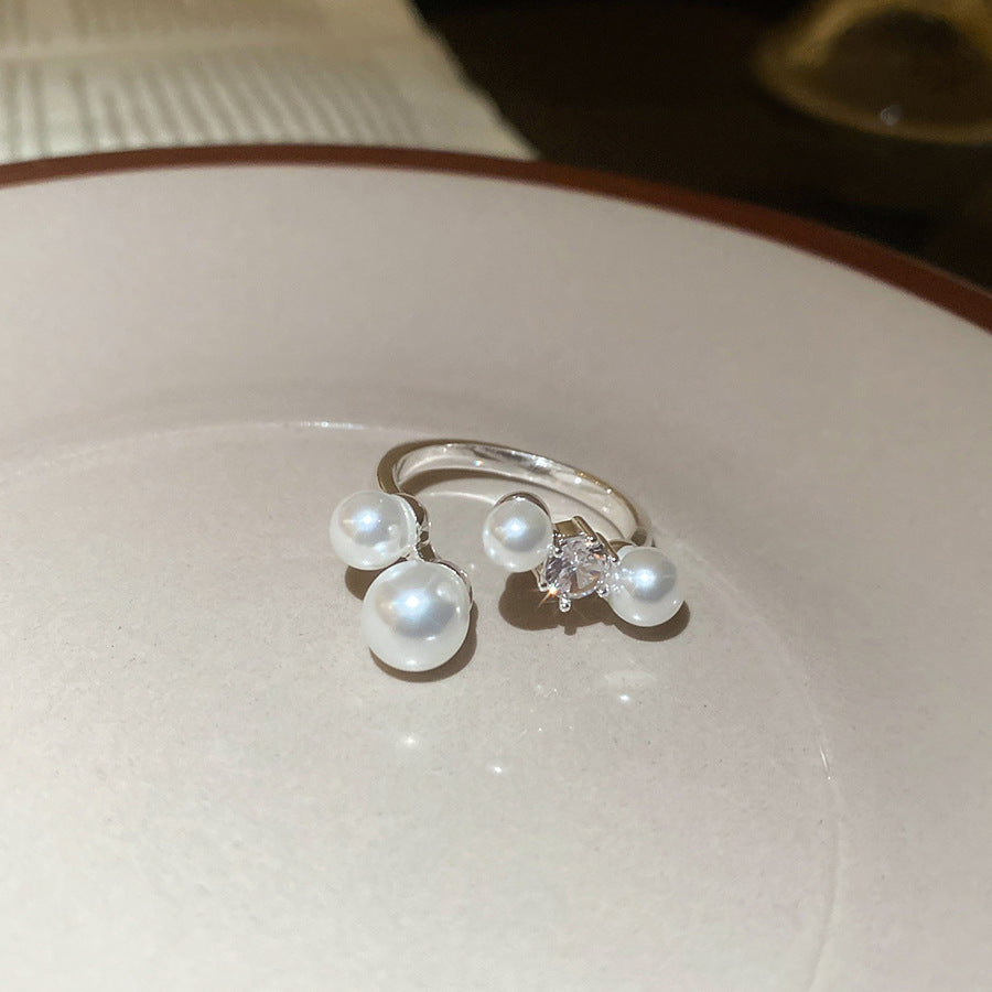 Anello Elegante Retrò Francese di Lusso Leggero con Perla Simulato e Intarsio di Zirconi, Design Geometrico Rotondo da Donna