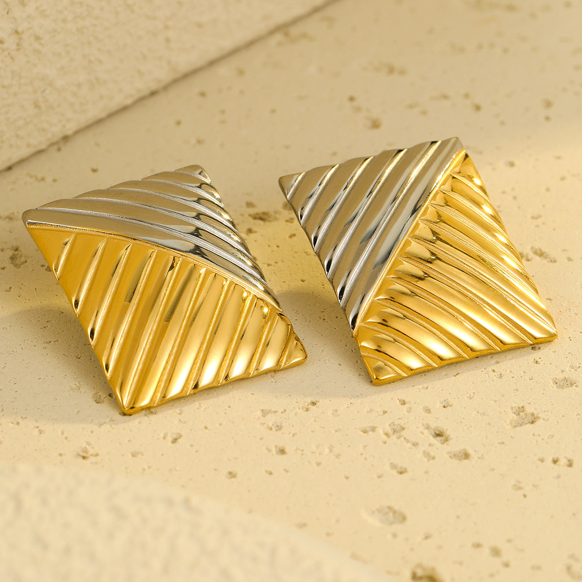 Pendientes de Acero Inoxidable con Textura Cuadrada de Patrón Geométrico, Acabado Galvanizado, Estilo Minimalista y Elegante para Oficina