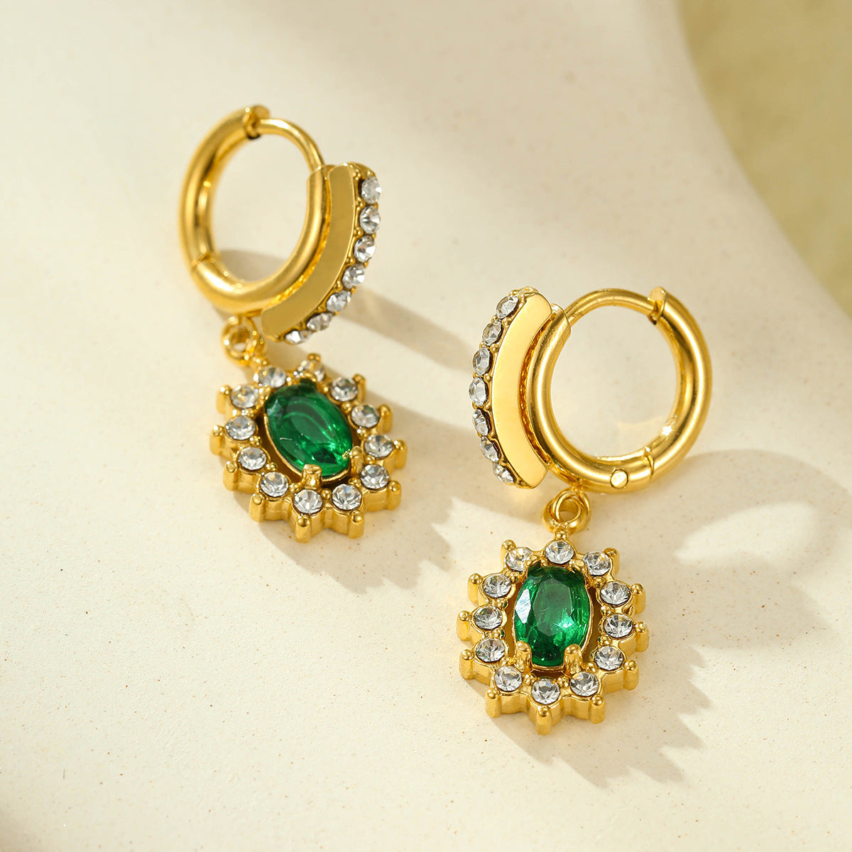 Aretes colgantes de acero inoxidable chapado en oro de 18 quilates con diseño minimalista en forma de girasol, incrustaciones de circonia y acento de esmeralda