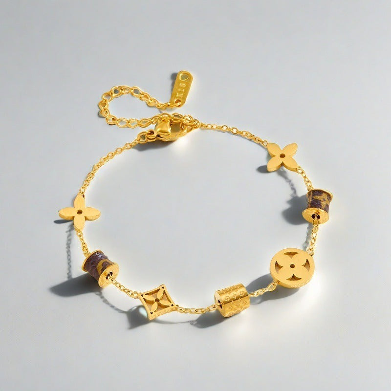 Bracciale Minimalista a Quadrifoglio in Acciaio al Titanio con Finitura Placcata, Design Floreale Botanico, Accessorio di Moda Unisex