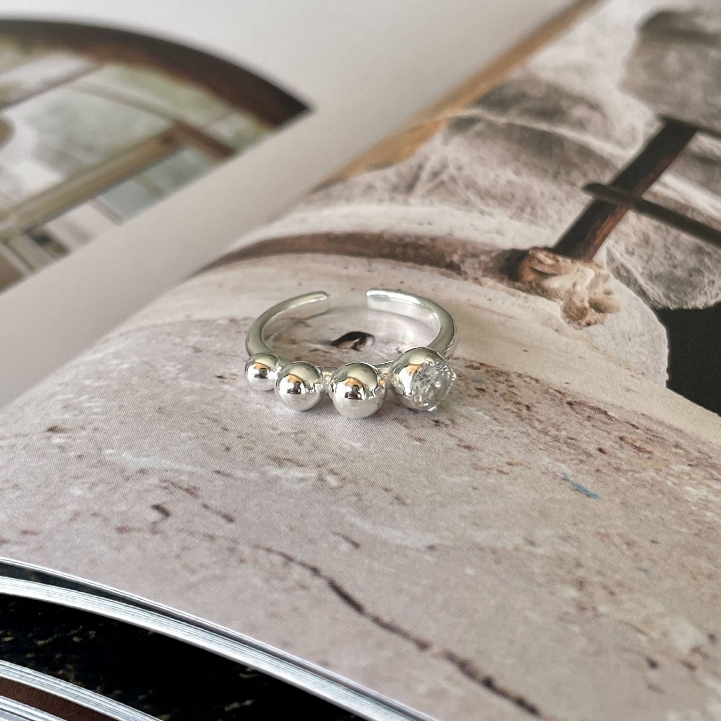 Anillo de Plata de Ley 925 Minimalista con Forma de Corazón, Incrustaciones de Circones y Acento Cuadrado Biselado