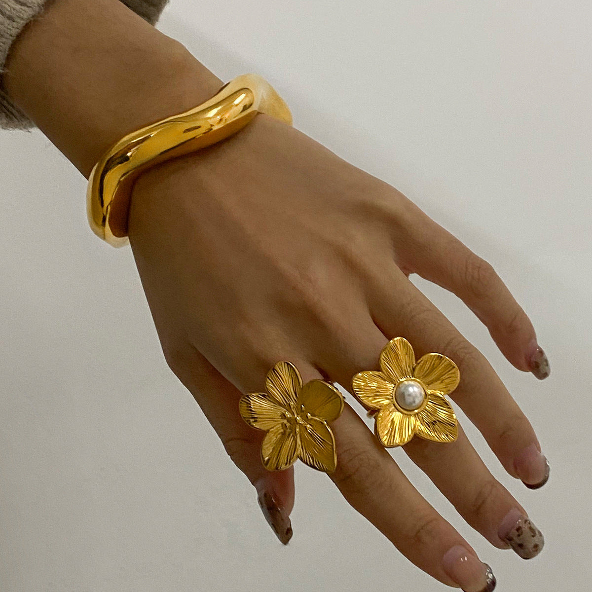 Bracciale rigido aperto minimalista in acciaio inossidabile con perla e dettagli floreali, gioiello da mano in titanio e acciaio