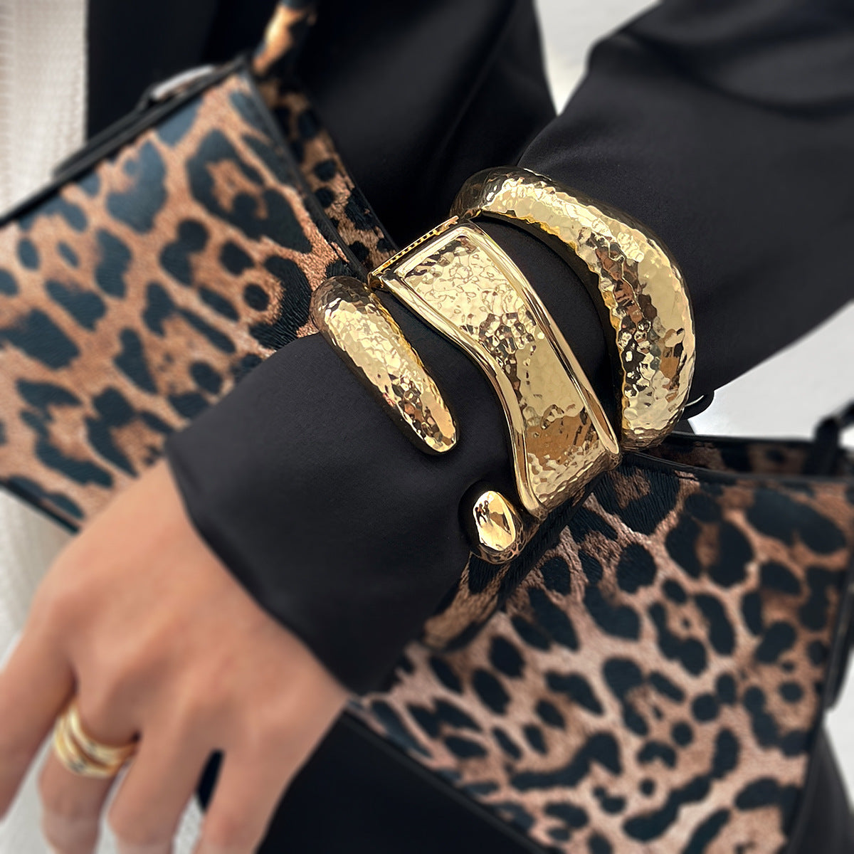 Bracciale da donna in lega martellata irregolare minimalista con chiusura a molla