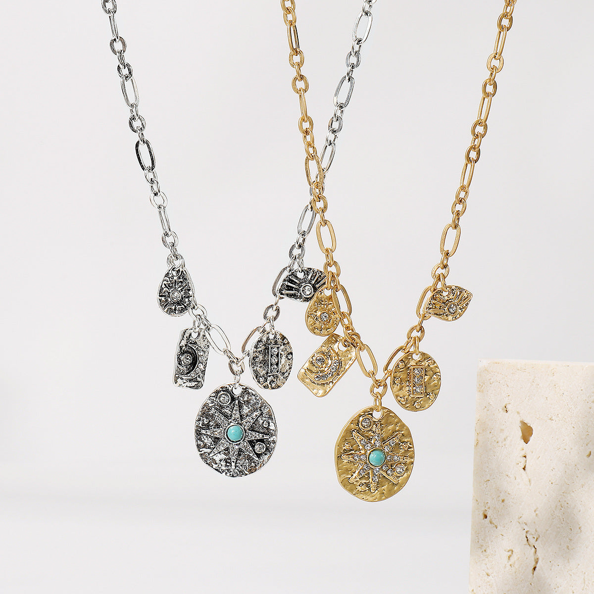 Dulce y atrevido collar con colgante de estrella y luna creciente geométricas en aleación con incrustaciones de turquesa y galvanizado para mujer