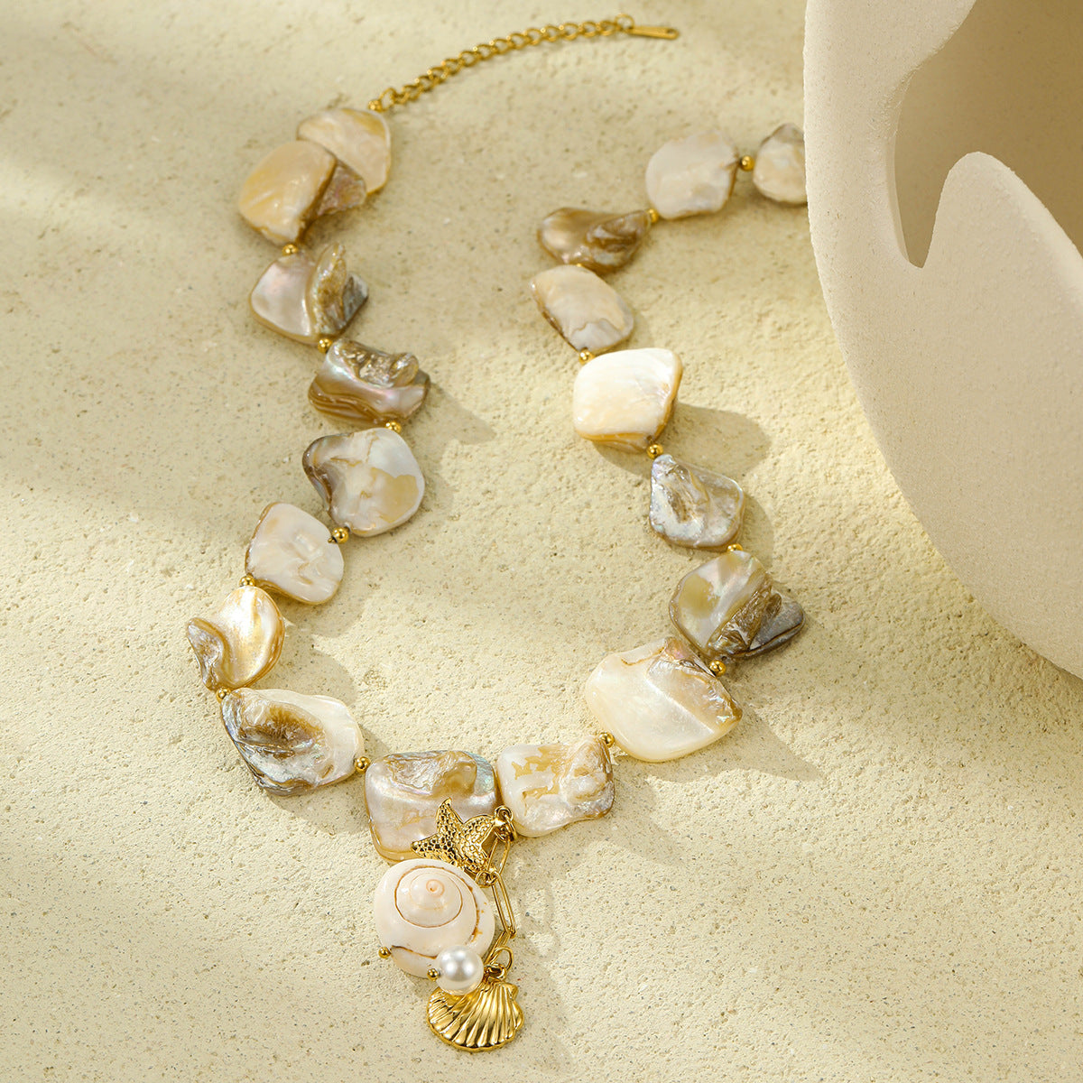 Elegante collar con colgante de concha marina y perlas en acero inoxidable con baño de oro para mujer, joyería minimalista con temática oceánica