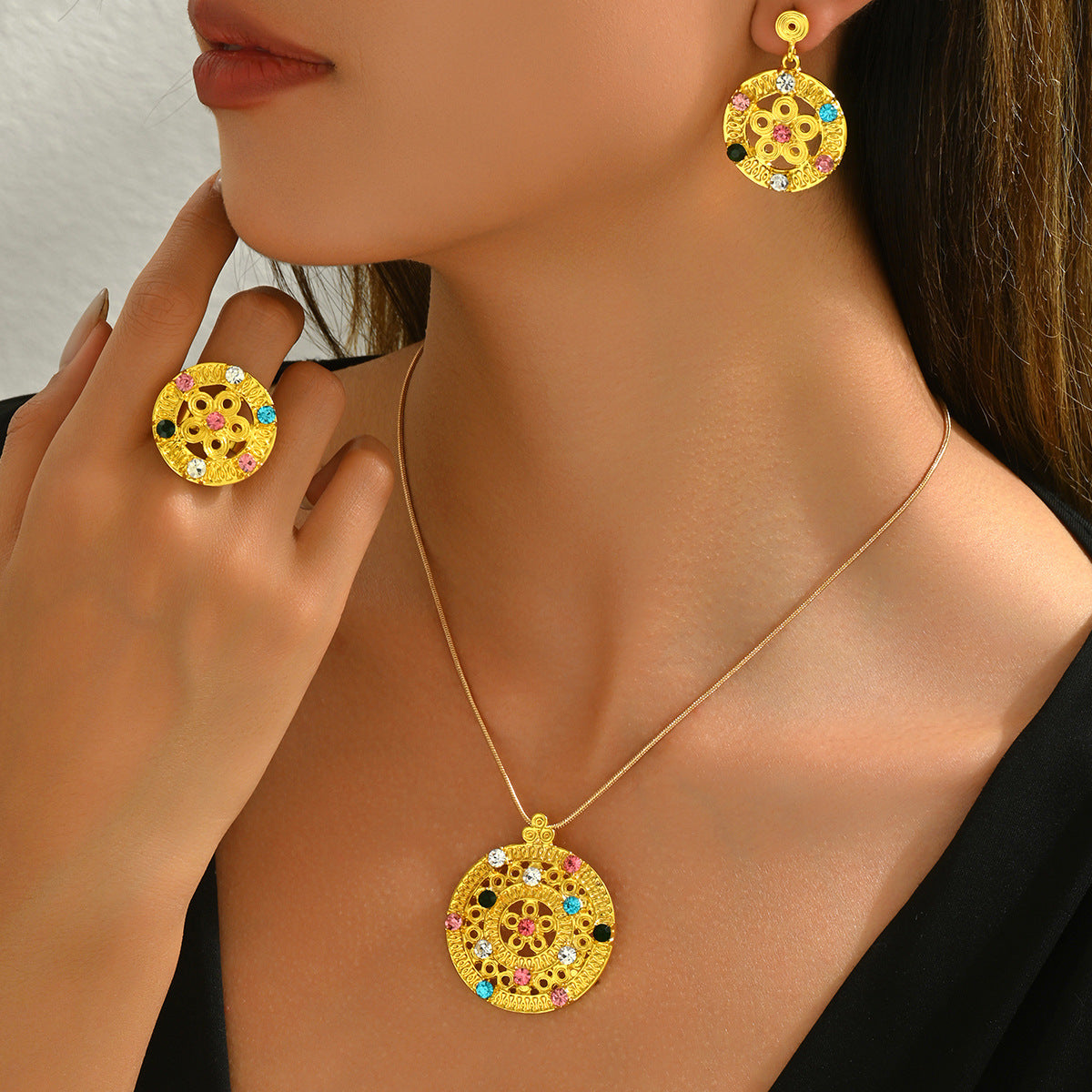 Set di collana e orecchini geometrici intarsiati con strass da donna, gioielli di moda in lega con elementi rotondi, ovali e circolari