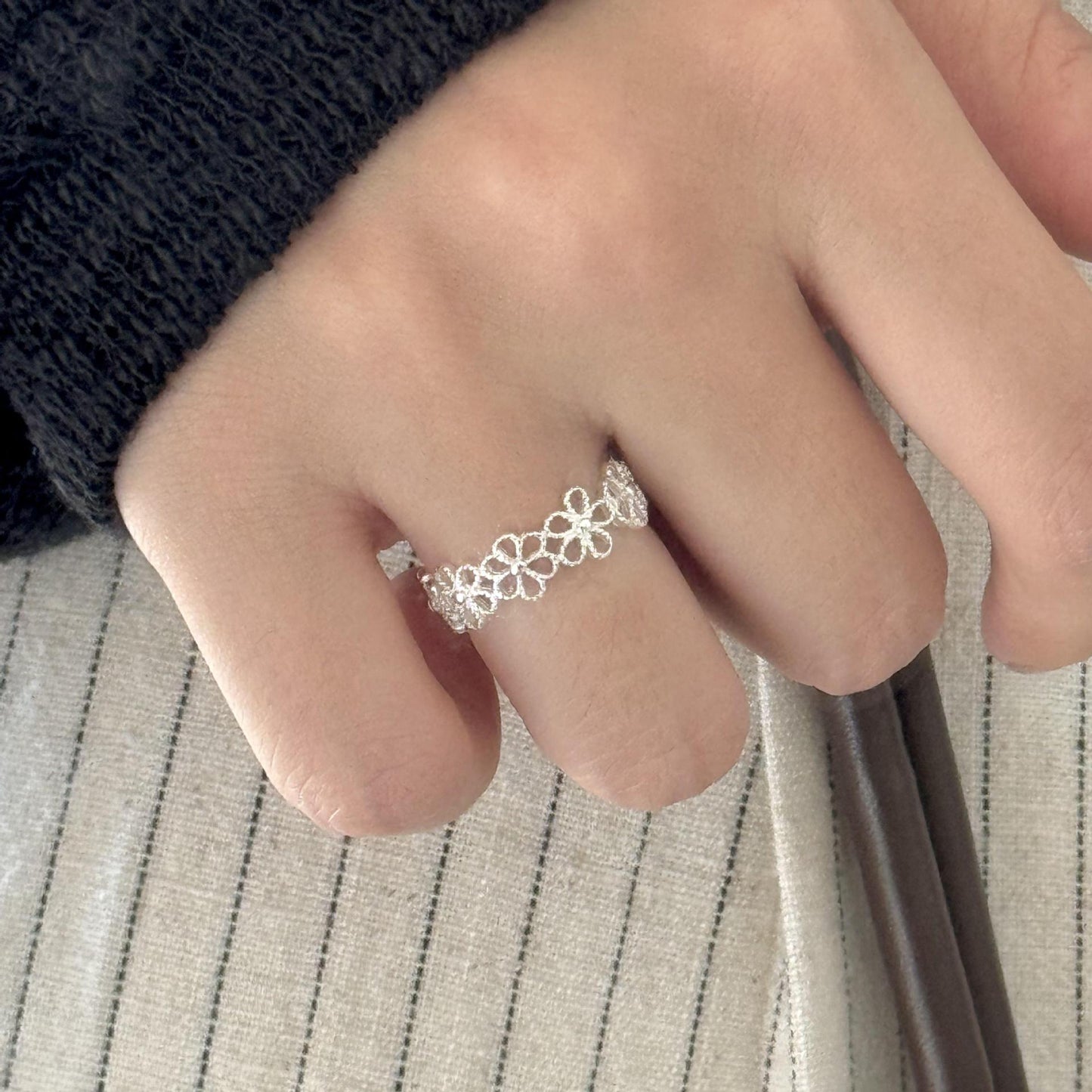Anillo de Plata de Ley S925 para Mujer con Diseño Floral Minimalista y Acabado Bañado
