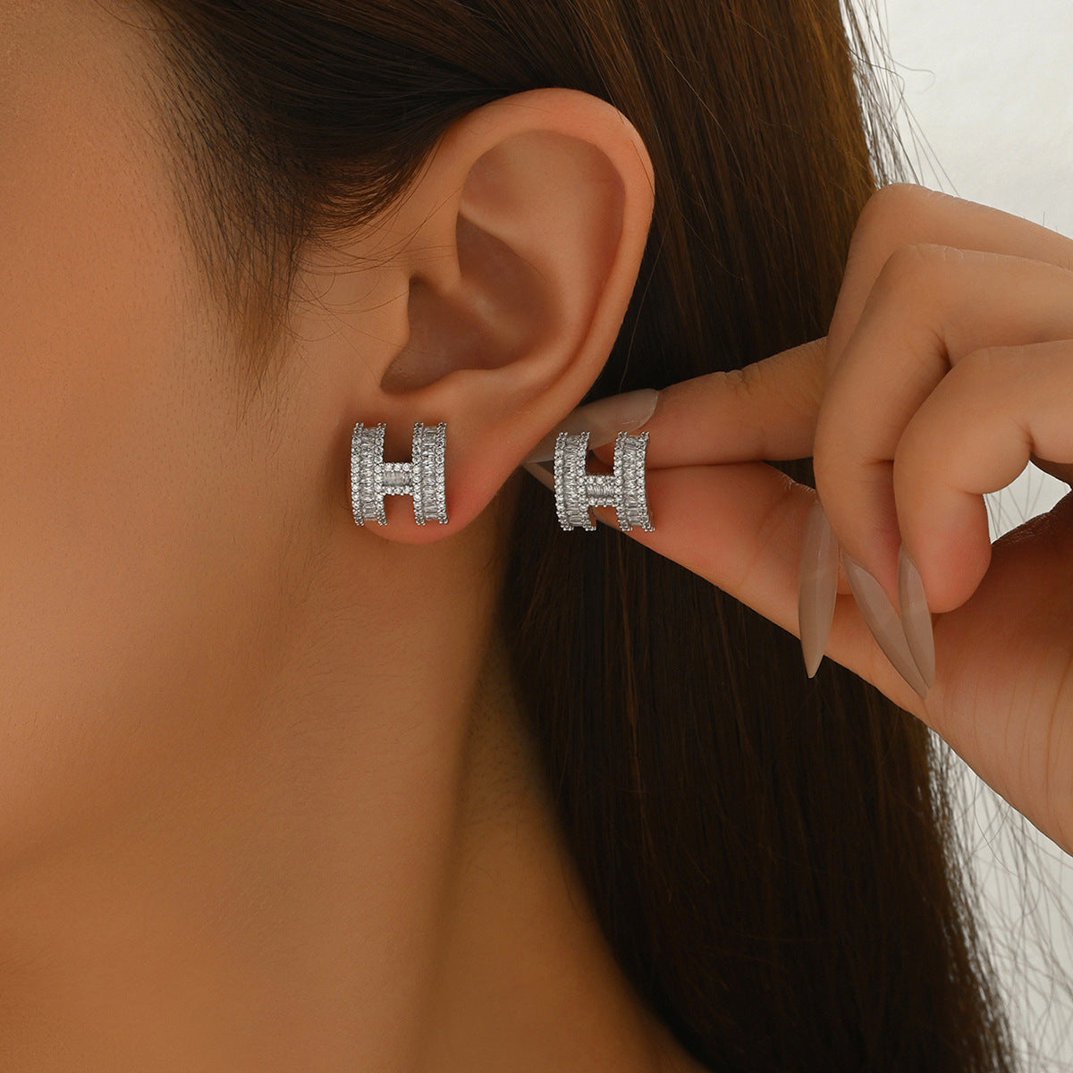 Pendientes Minimalistas Geométricos en Forma de H de Cobre con Incrustaciones de Zirconia para Mujer