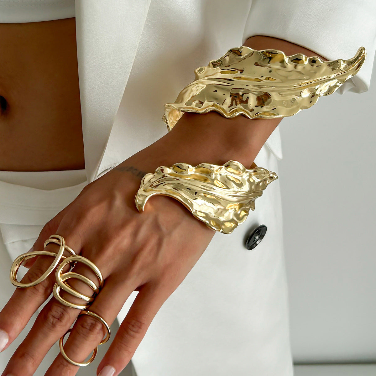 Bracciale rigido aperto da donna minimalista geometrico con foglia, grande, in lega con finitura placcata